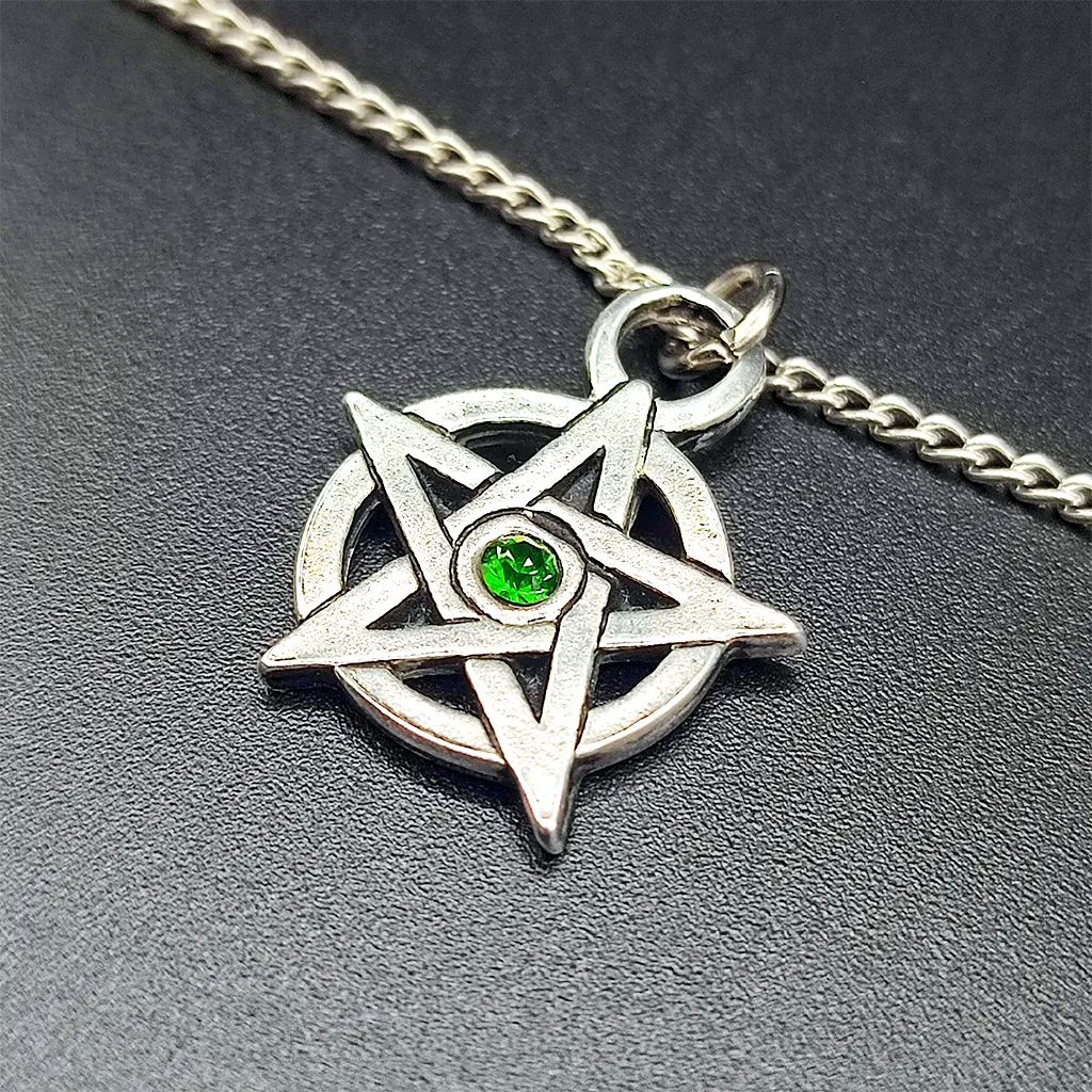 colgante pentagrama con gema verde amuleto proteccion espiritual