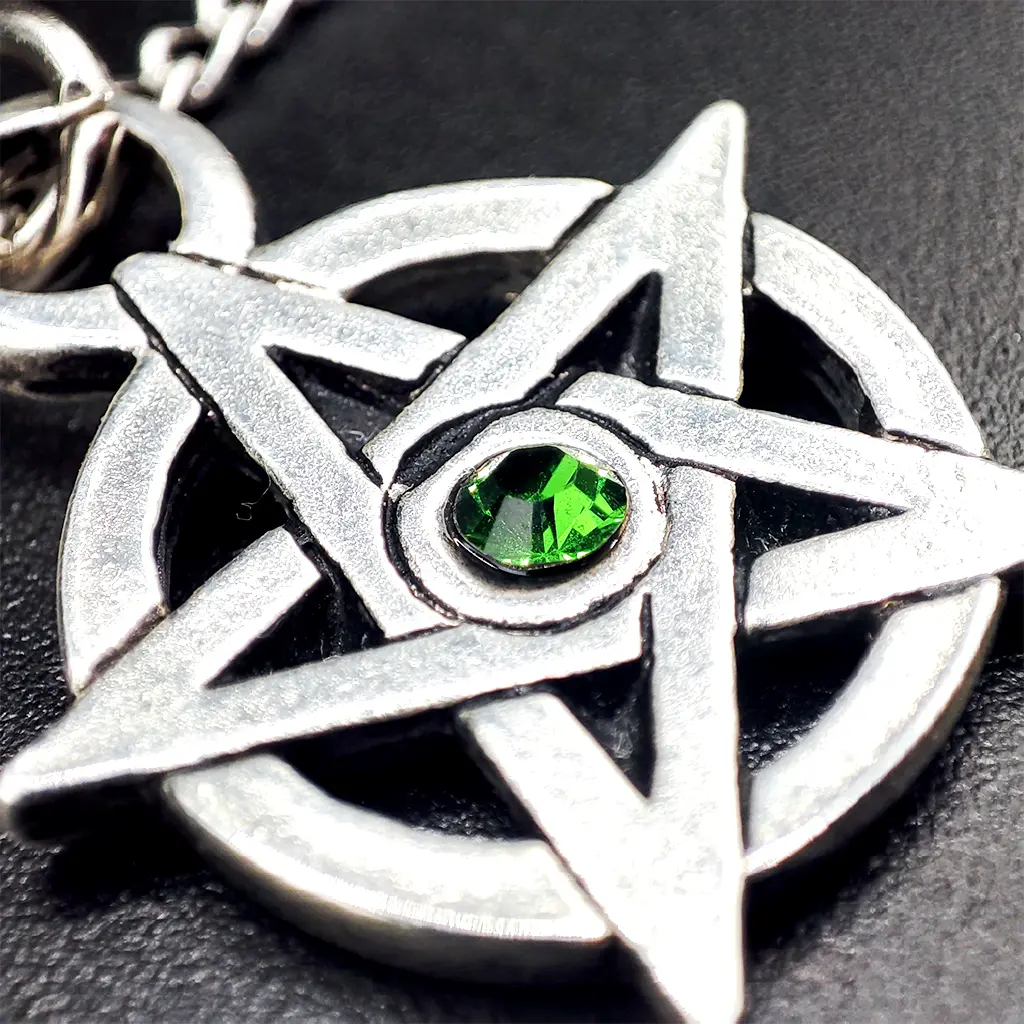 colgante pentagrama con gema verde amuleto proteccion espiritual