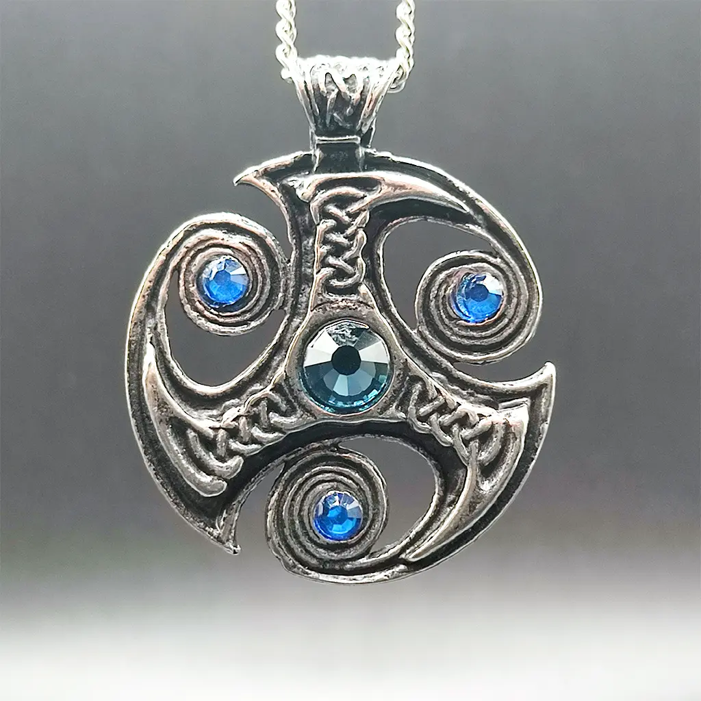 colgante triskel amuleto celta proteccion equilibrio gemas azules