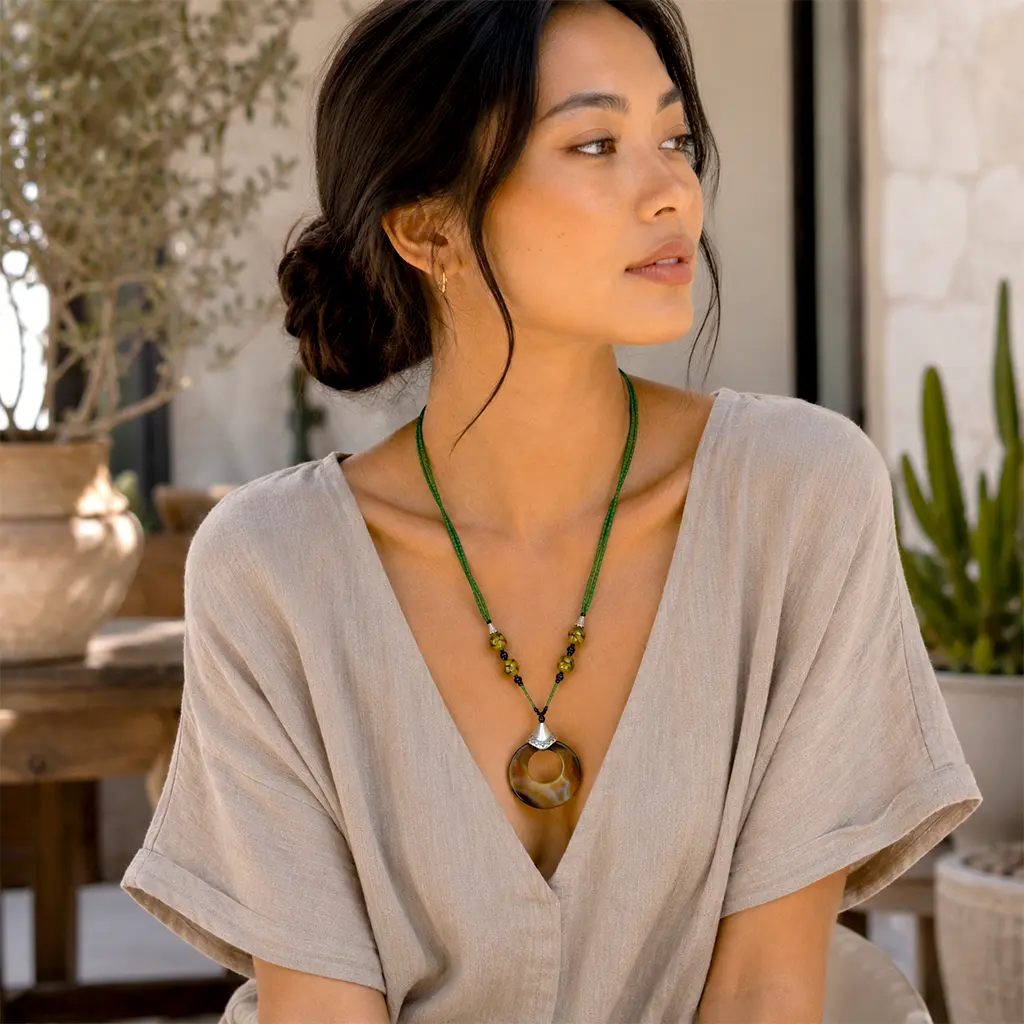 Collar artesanal verde con ágata natural y colgante circular