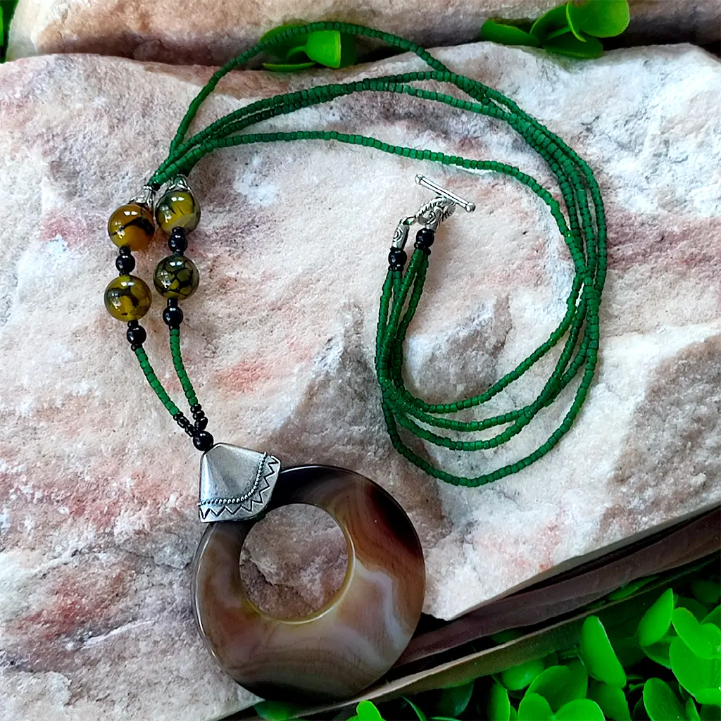Collar artesanal verde con ágata natural y colgante circular