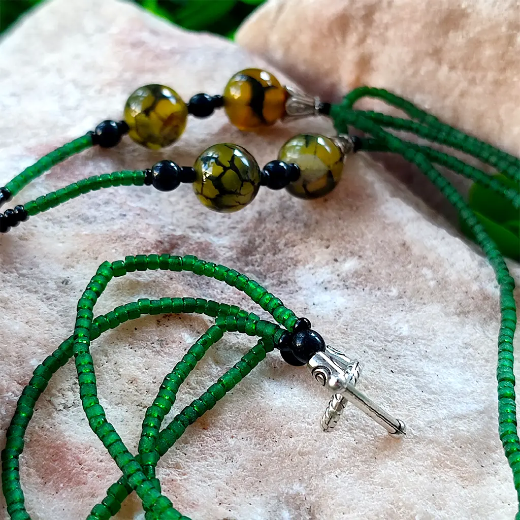 Collar artesanal verde con ágata natural y colgante circular