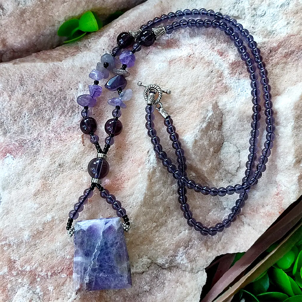 Collar artesanal violeta con amatista natural y colgante rectangular