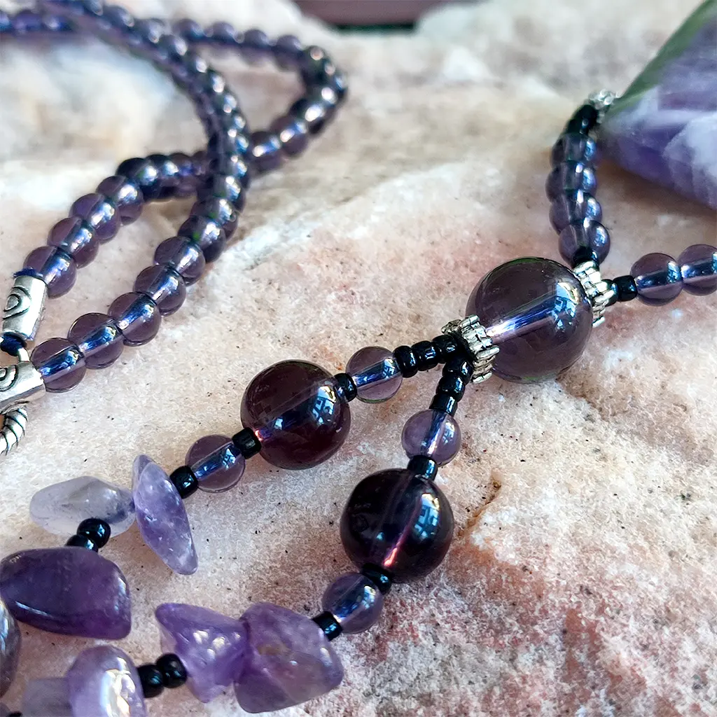 Collar artesanal violeta con amatista natural y colgante rectangular