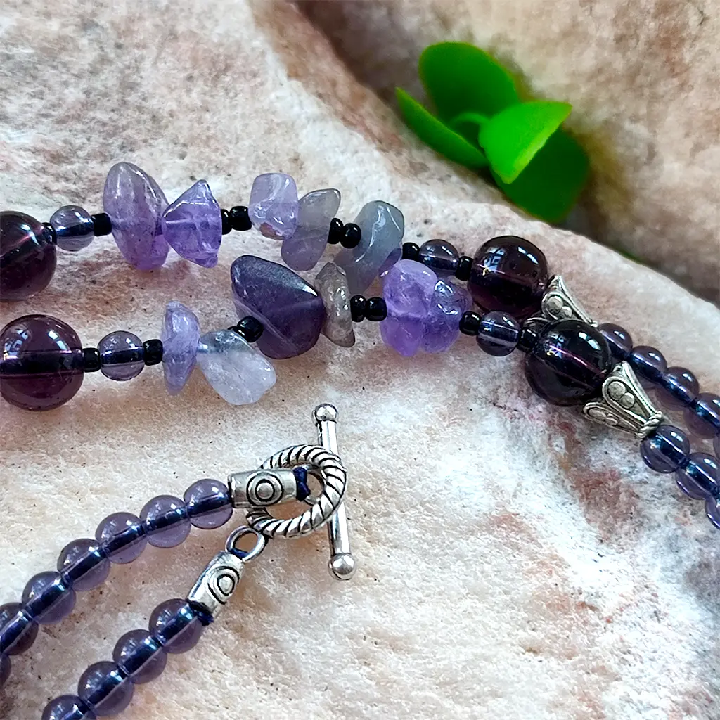 Collar artesanal violeta con amatista natural y colgante rectangular