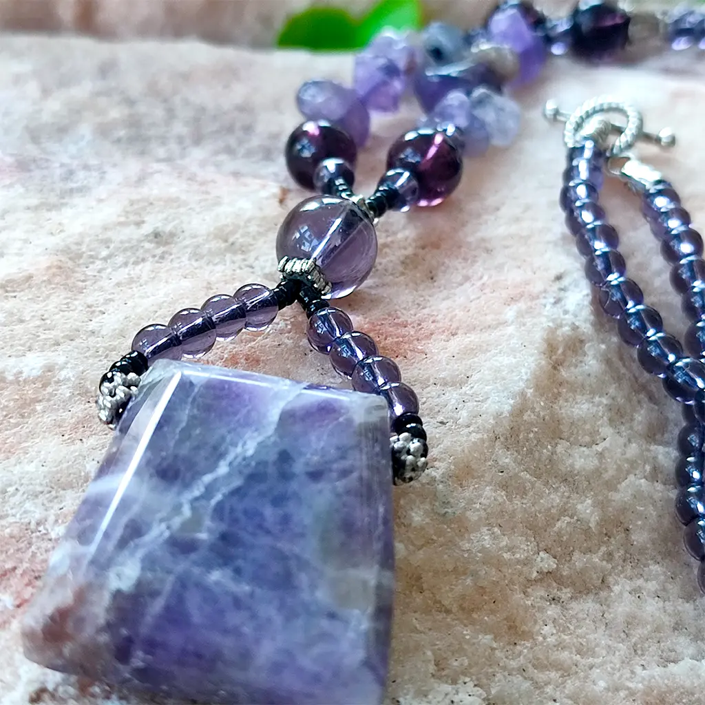 Collar artesanal violeta con amatista natural y colgante rectangular