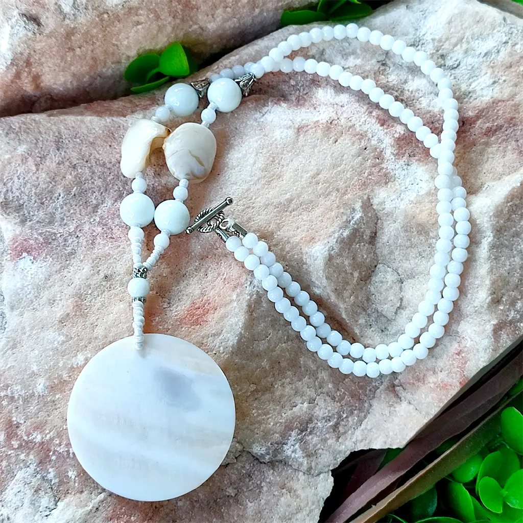 Collar artesanal blanco con nácar natural y colgante ovalado