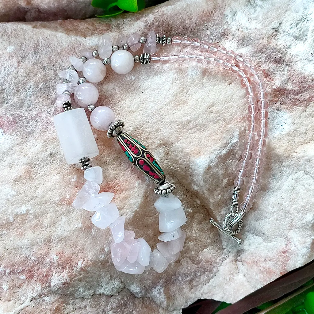 Collar artesanal rosa con cuarzo rosa natural y detalles indios