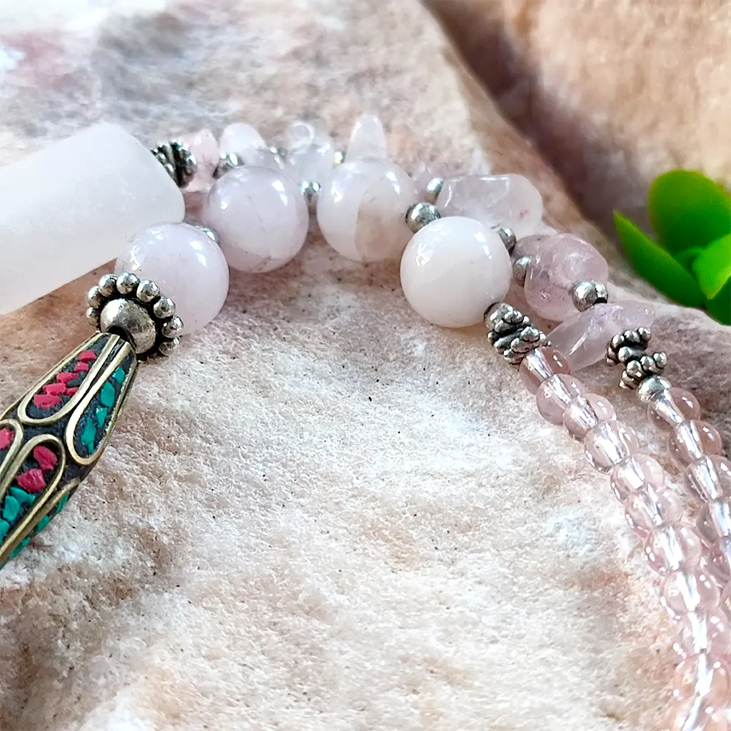 Collar artesanal rosa con cuarzo rosa natural y detalles indios
