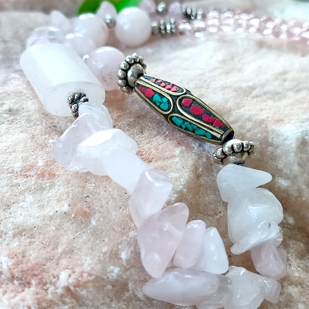 Collar artesanal rosa con cuarzo rosa natural y detalles indios