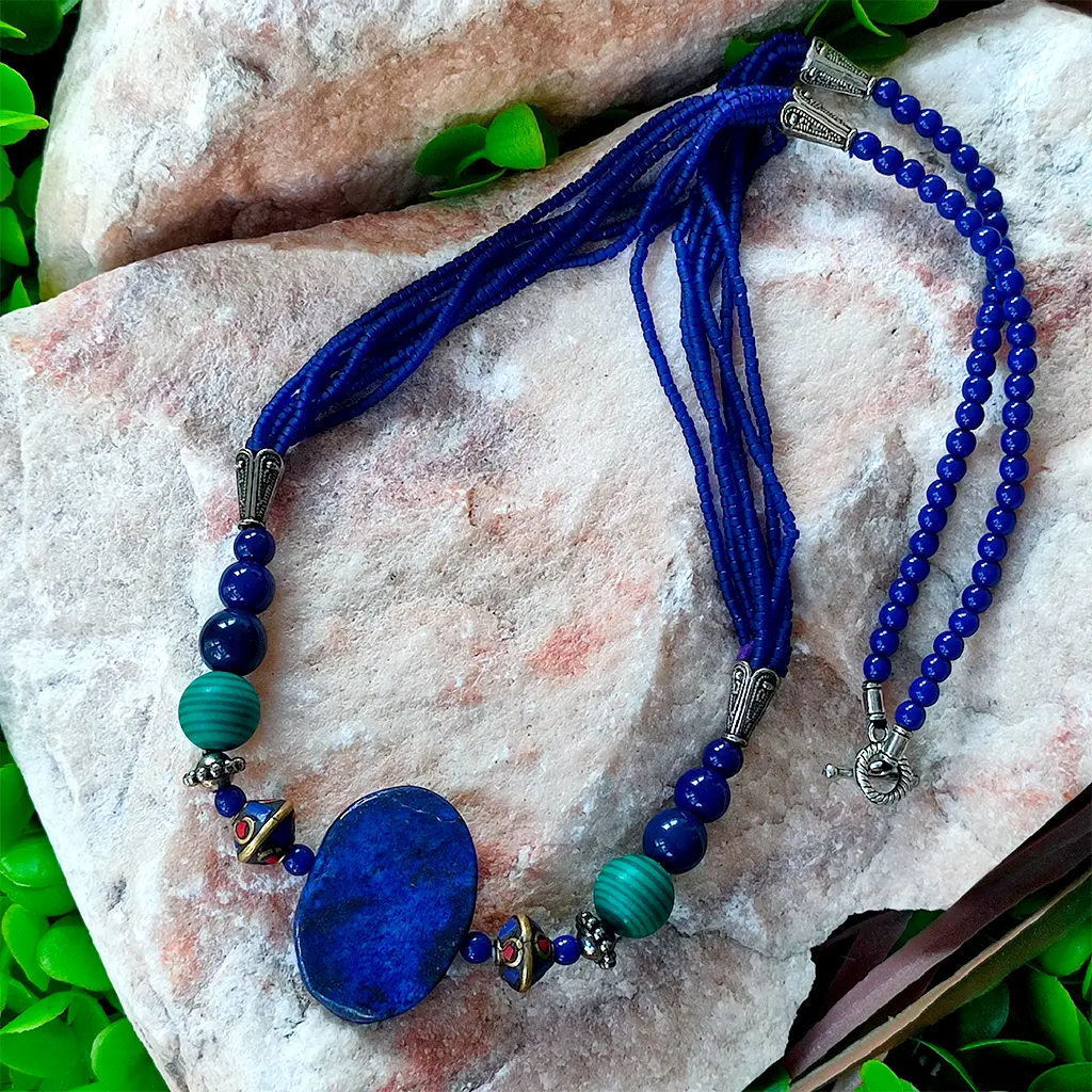 Collar artesanal indio azul con piedra ovalada central y detalles étnicos