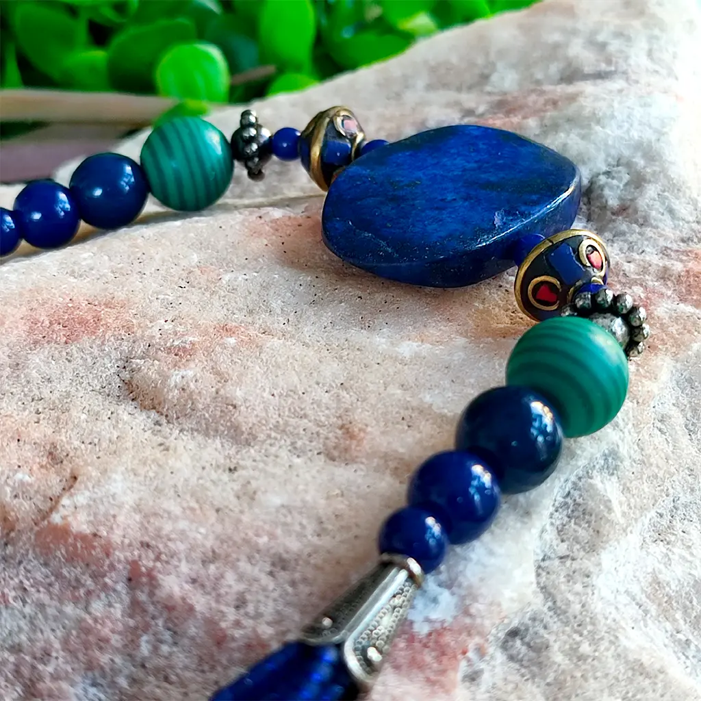 Collar artesanal indio azul con piedra ovalada central y detalles étnicos