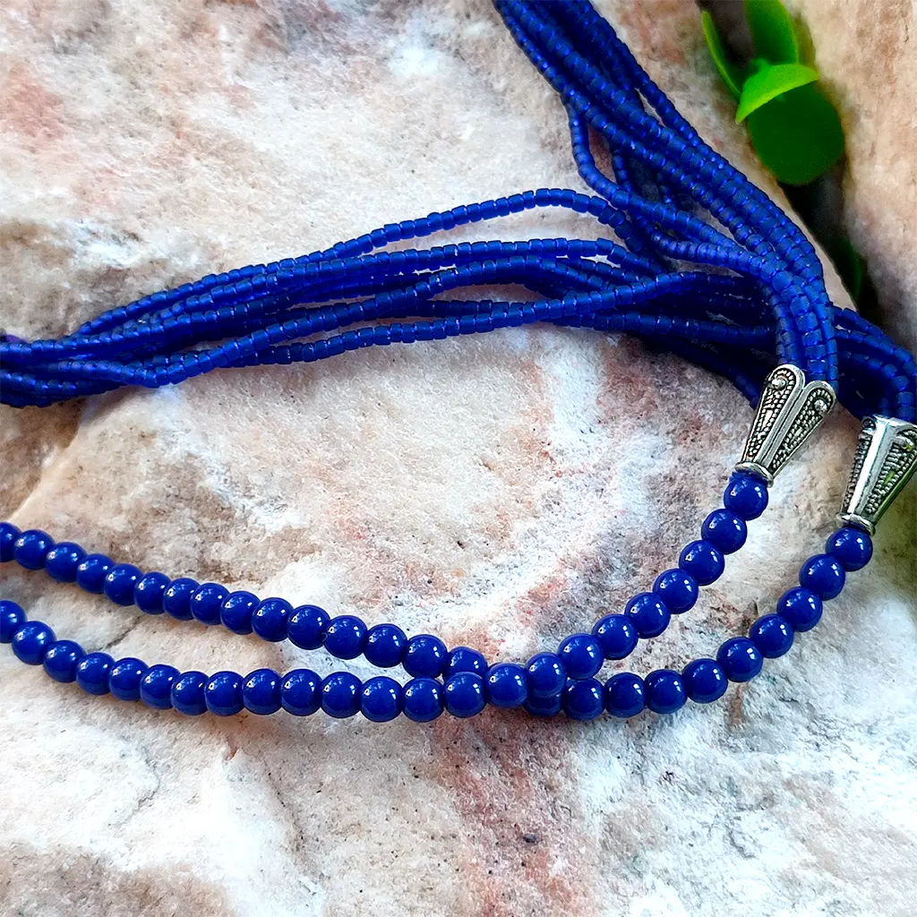 Collar artesanal indio azul con piedra ovalada central y detalles étnicos