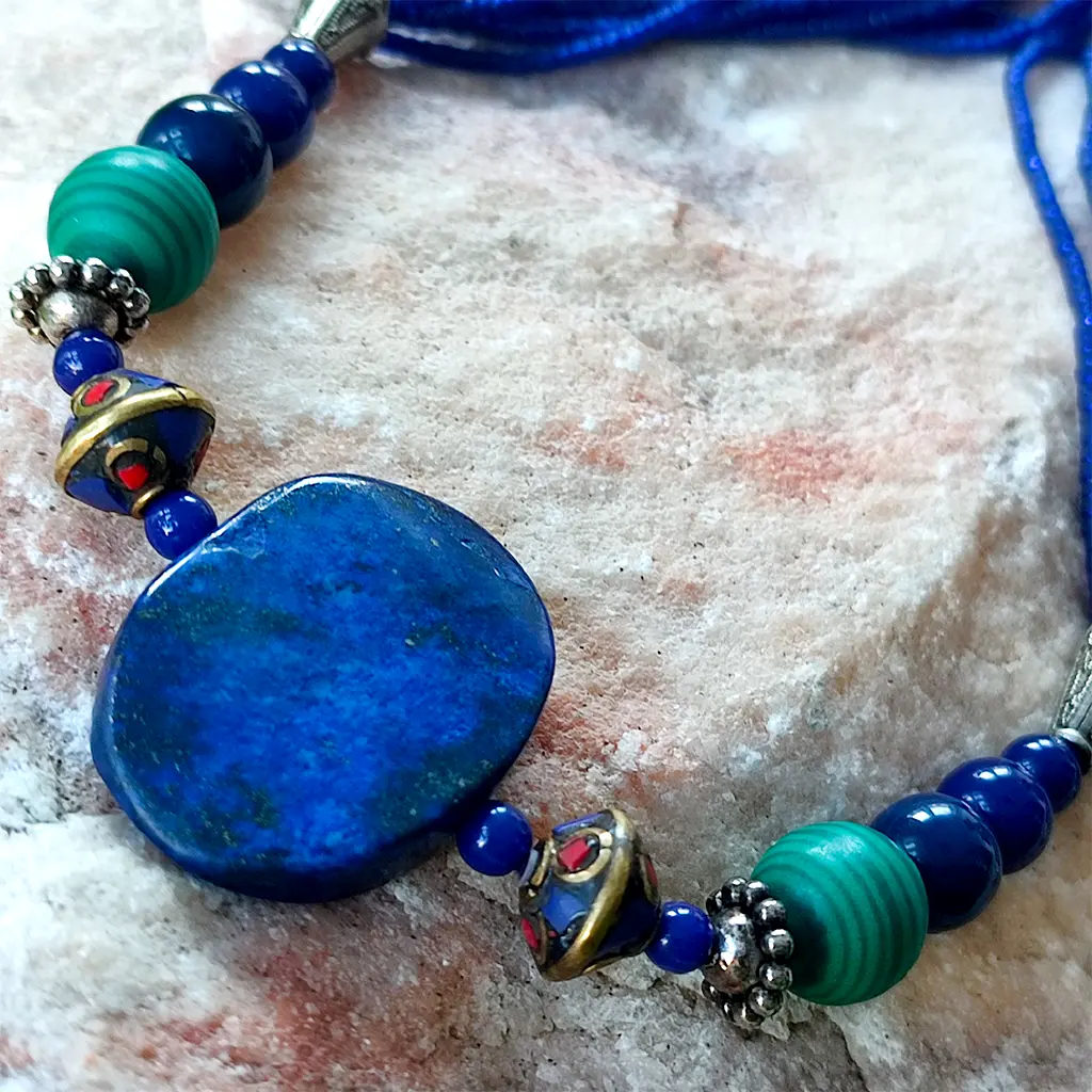 Collar artesanal indio azul con piedra ovalada central y detalles étnicos