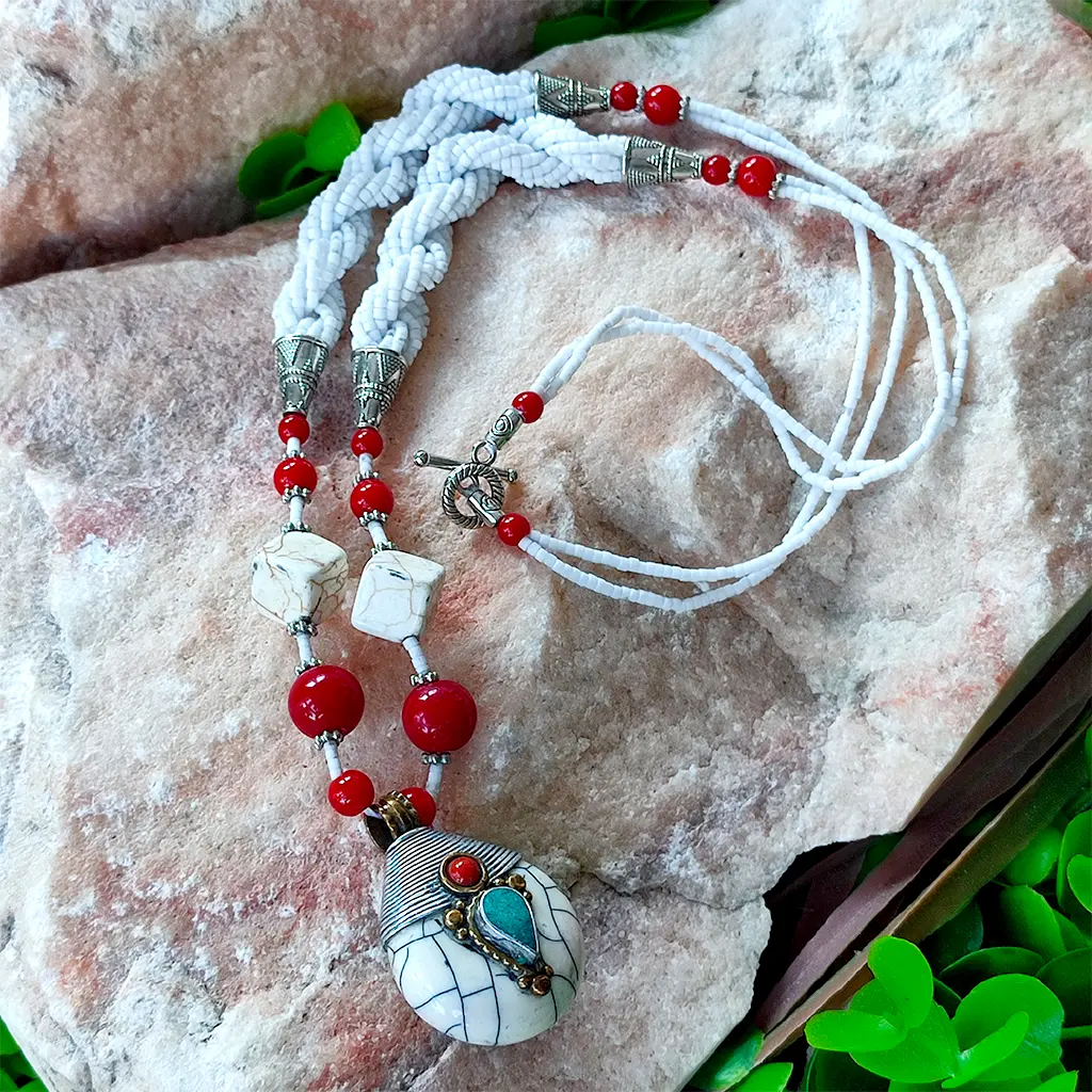 Collar artesanal indio con cuentas blancas y rojas y colgante tribal decorativo