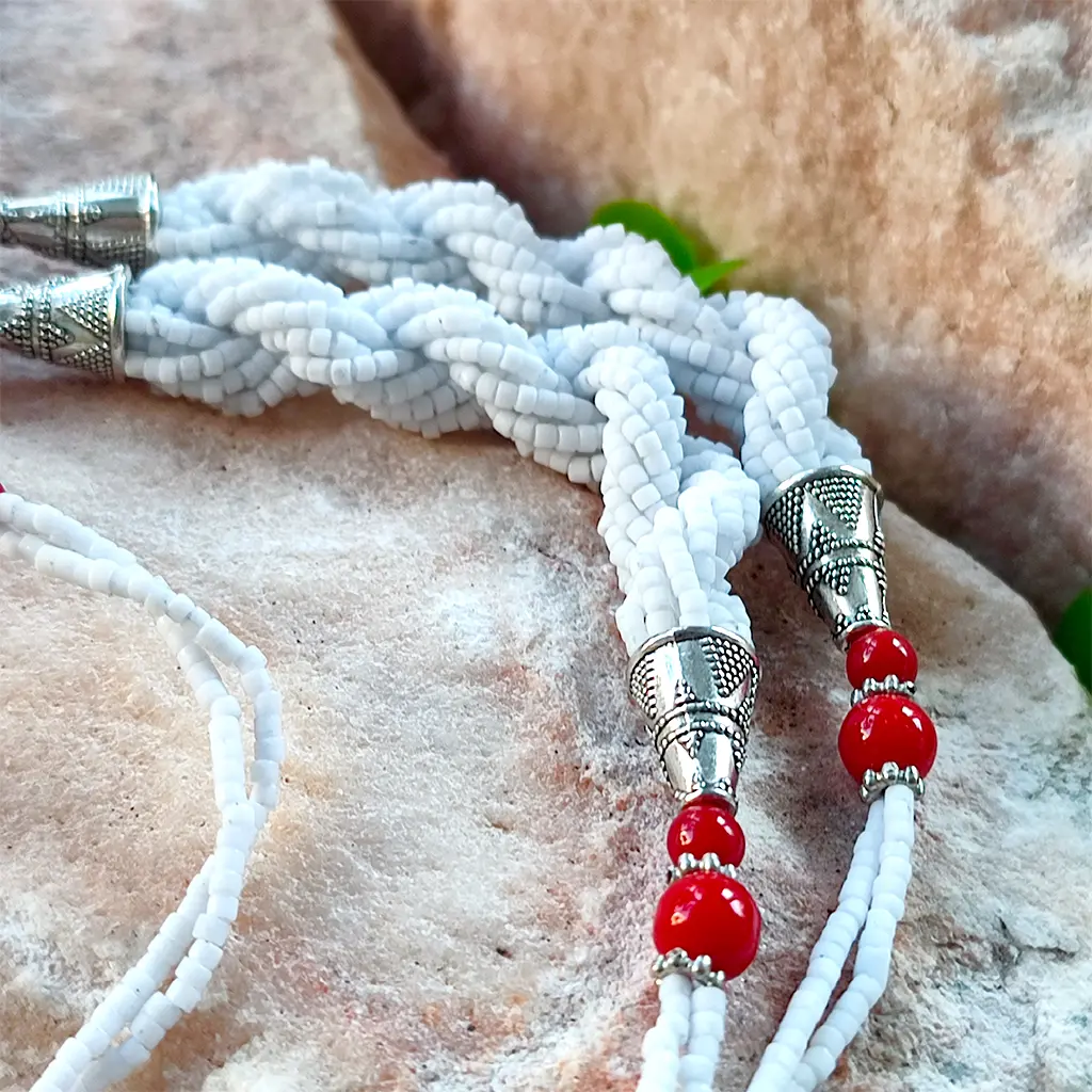 Collar artesanal indio con cuentas blancas y rojas y colgante tribal decorativo