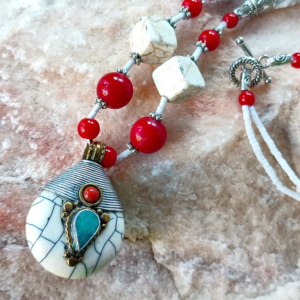 Collar artesanal indio con cuentas blancas y rojas y colgante tribal decorativo