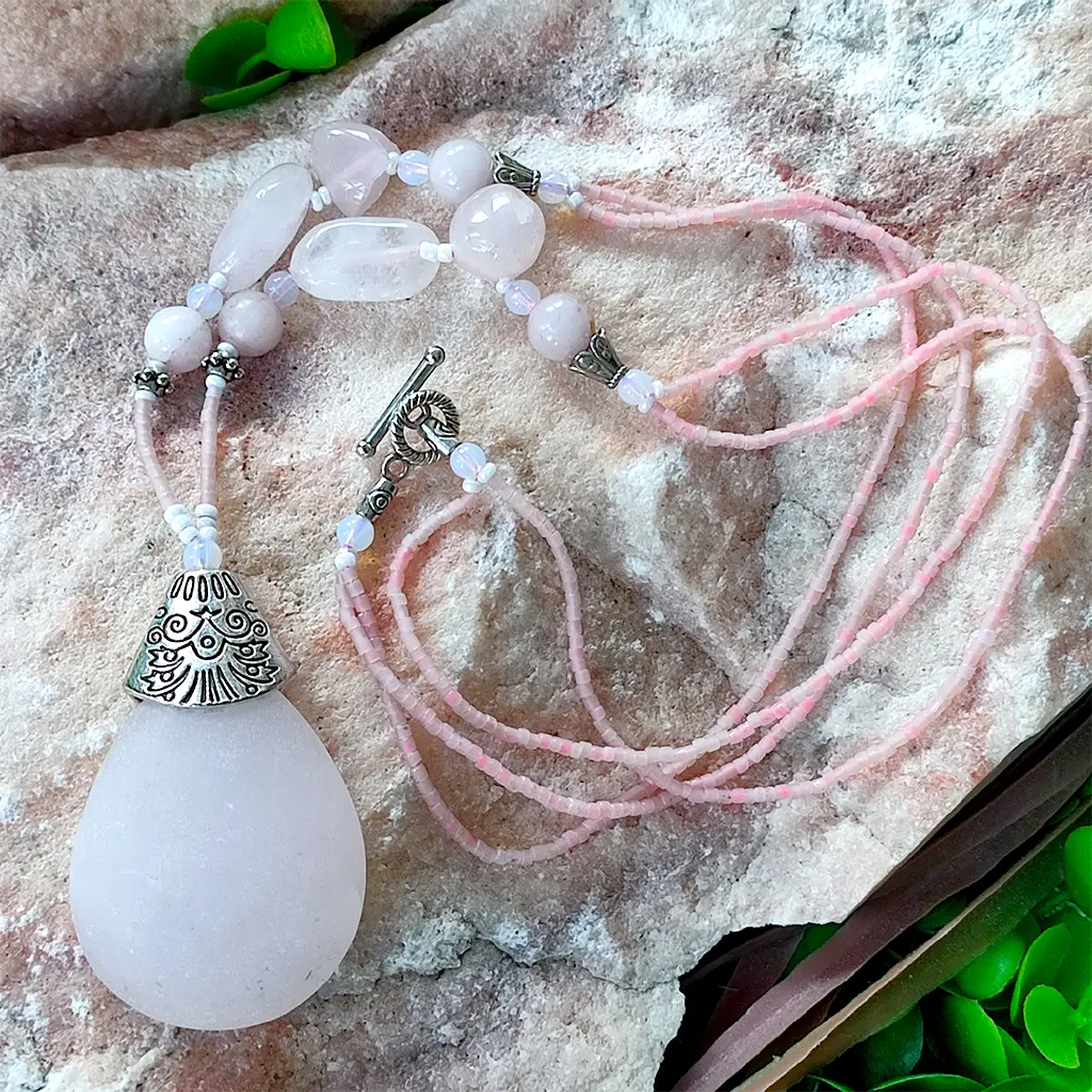 Collar artesanal rosa con cuarzo rosa natural y colgante en forma de gota