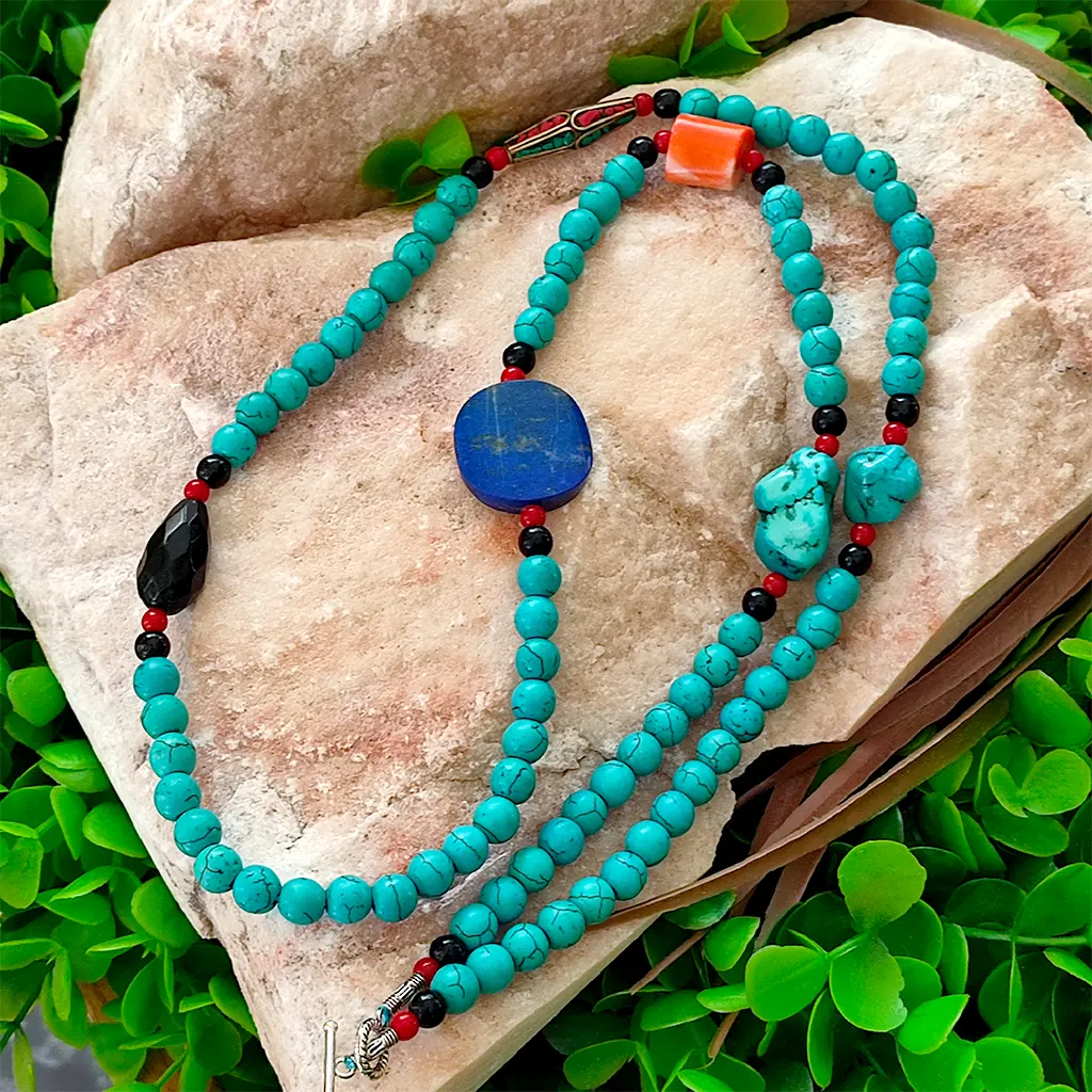 Collar artesanal de estilo étnico elaborado en India con cuentas decorativas y diseño bohemio