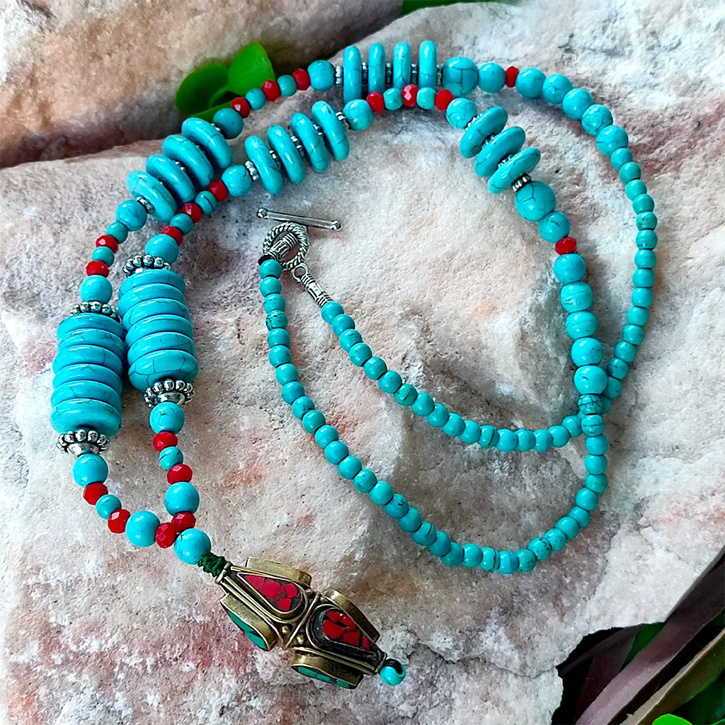 Collar artesanal indio con cuentas turquesa y pieza central estilo tibetano