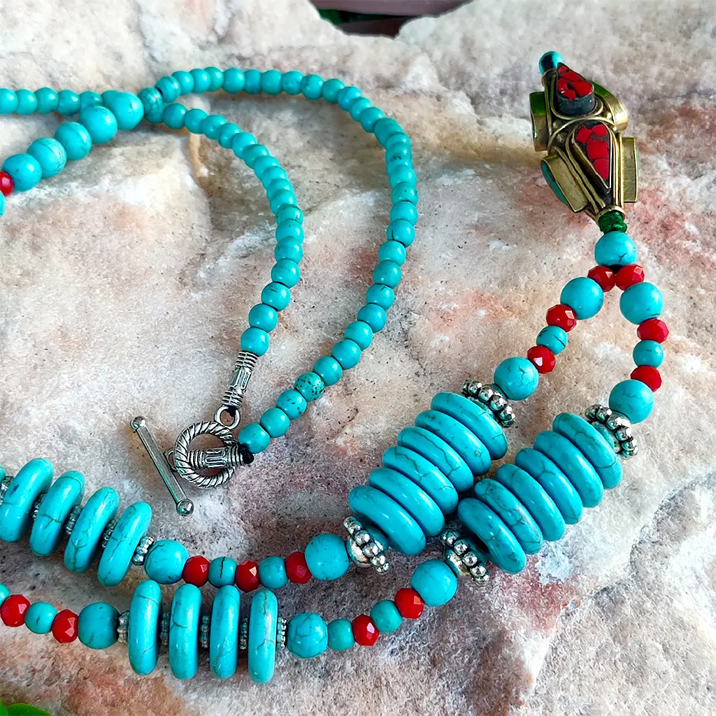 Collar artesanal indio con cuentas turquesa y pieza central estilo tibetano
