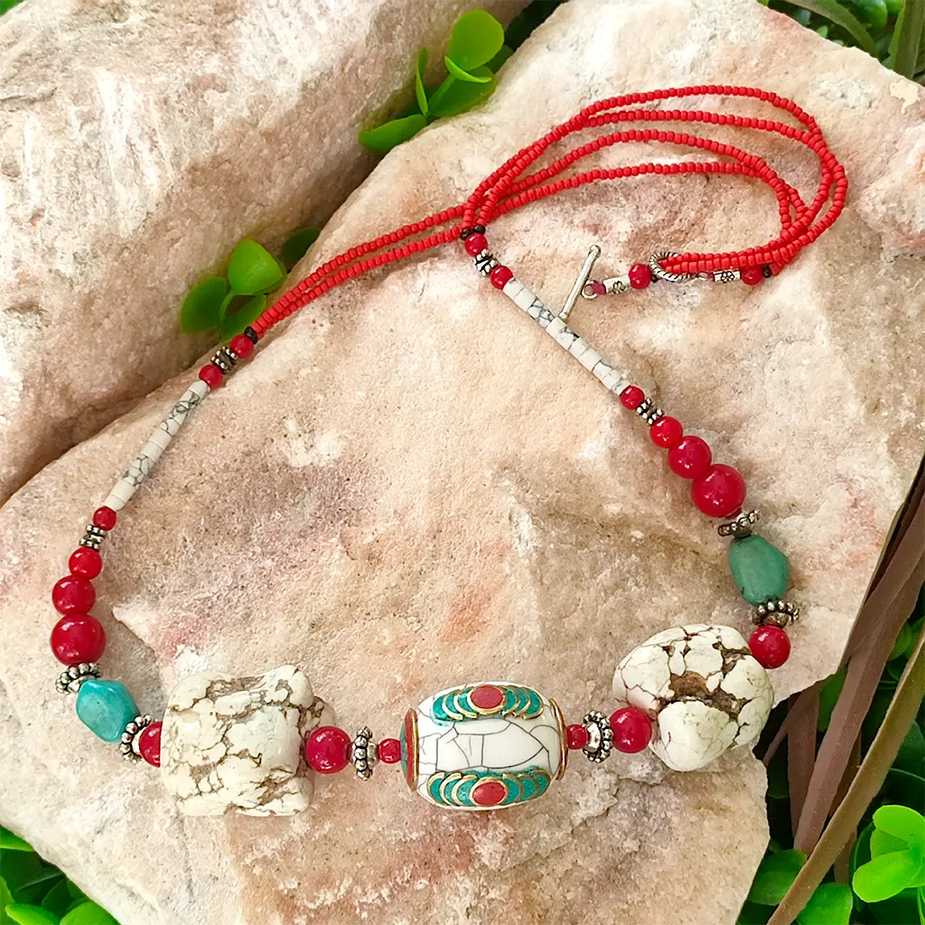 Collar étnico artesanal de India en tonos rojos y blancos Collar artesanal indio con cuentas rojas y piedras decorativas blancas