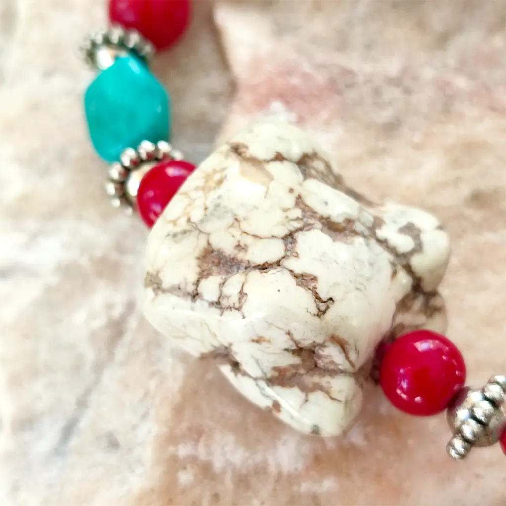 Collar étnico artesanal de India en tonos rojos y blancos Collar artesanal indio con cuentas rojas y piedras decorativas blancas