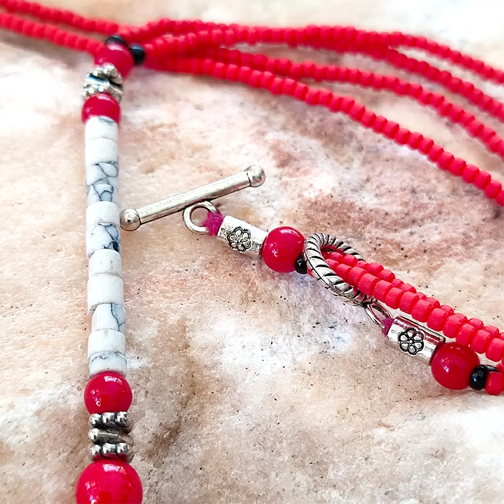 Collar étnico artesanal de India en tonos rojos y blancos Collar artesanal indio con cuentas rojas y piedras decorativas blancas