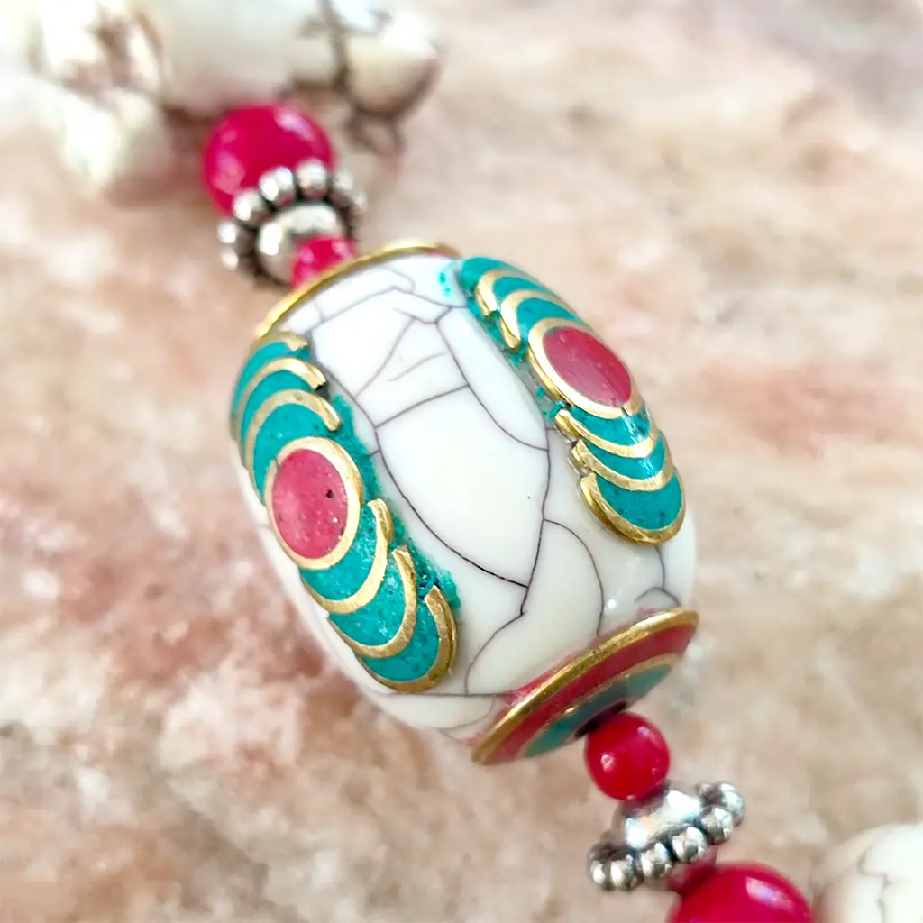 Collar étnico artesanal de India en tonos rojos y blancos Collar artesanal indio con cuentas rojas y piedras decorativas blancas