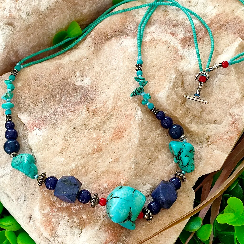 Collar artesanal de estilo étnico elaborado en India con cuentas decorativas y diseño bohemio