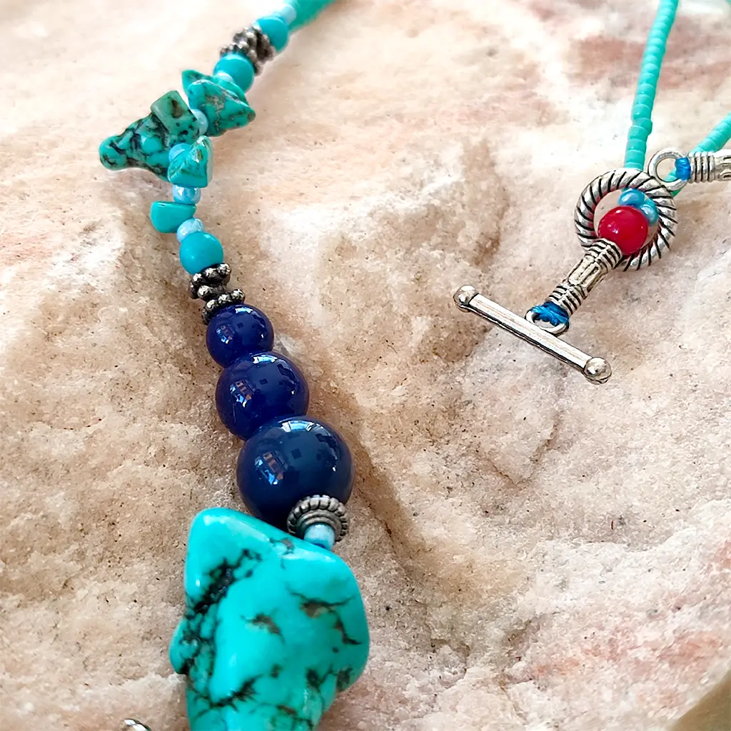 Collar artesanal de estilo étnico elaborado en India con cuentas decorativas y diseño bohemio