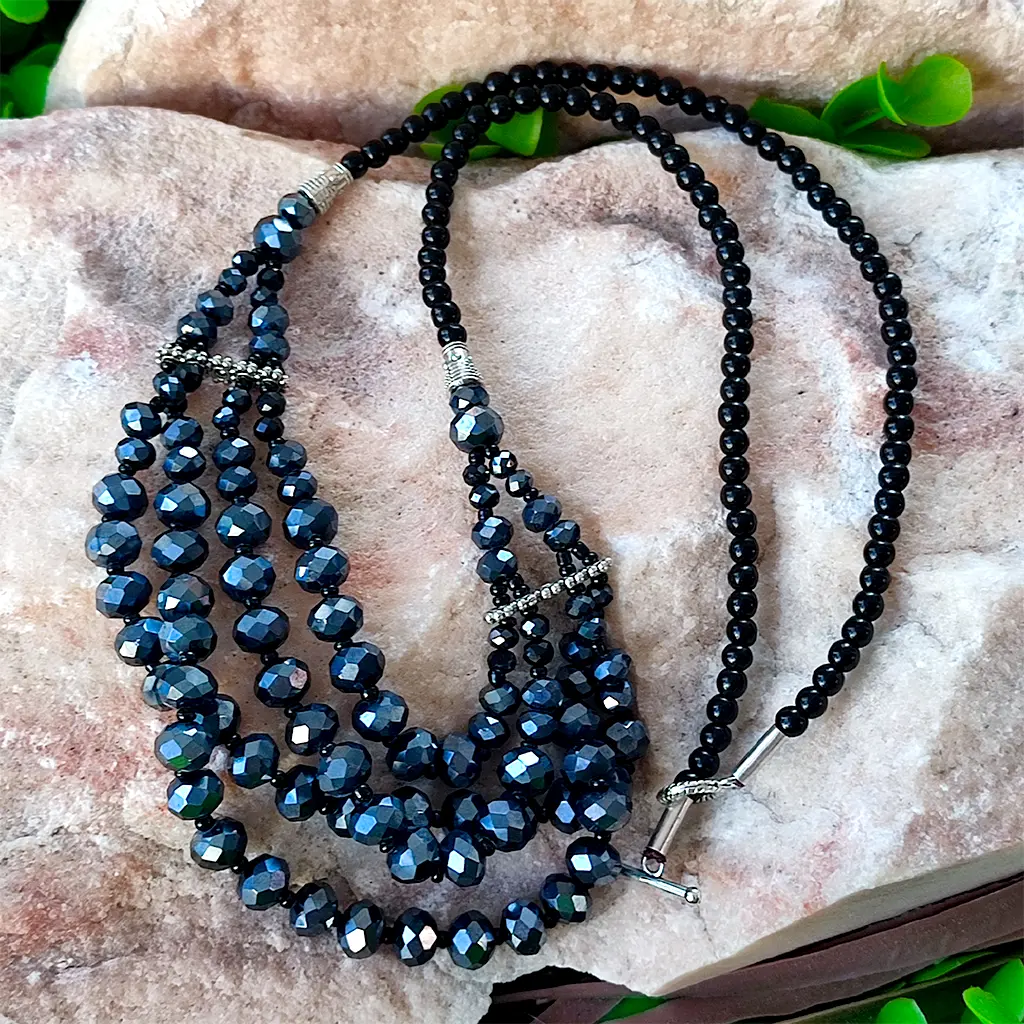 Collar negro multicapas de terahercio con cuentas facetadas brillantes