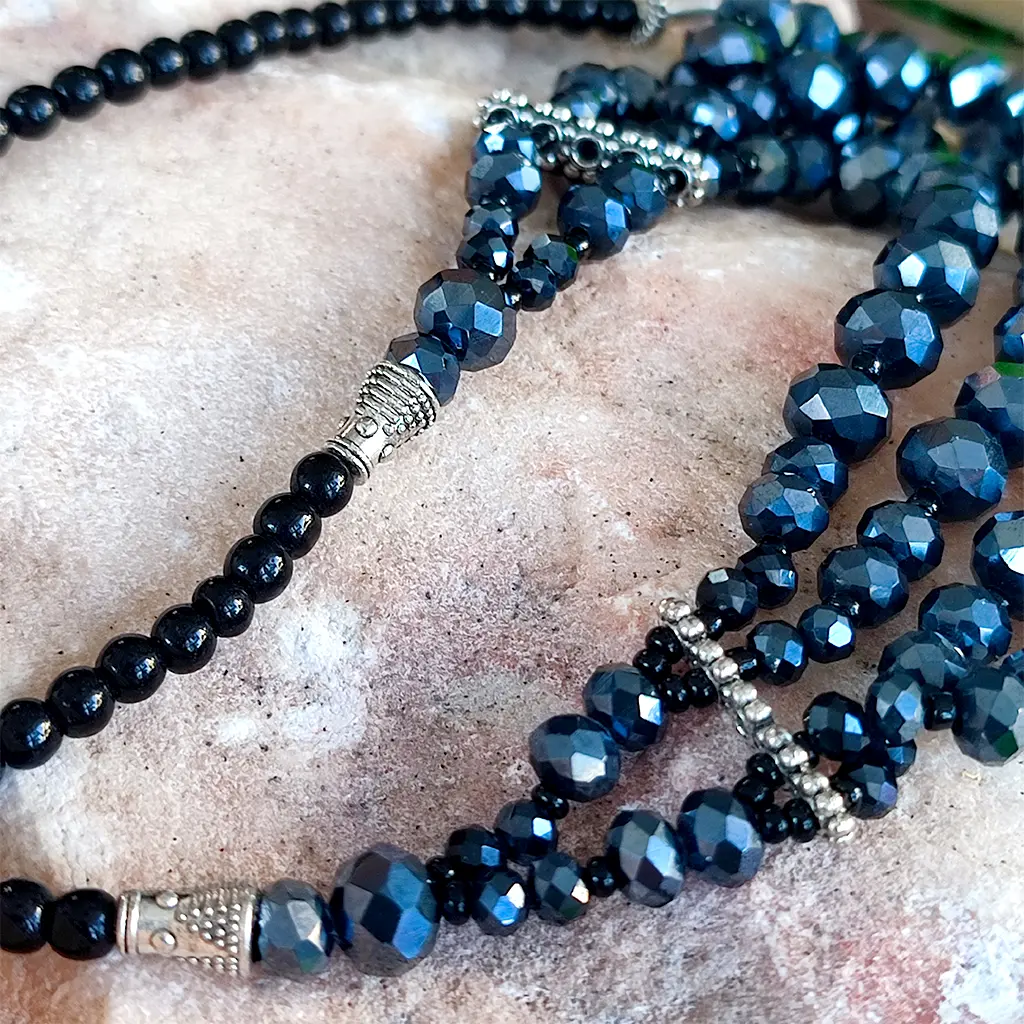 Collar negro multicapas de terahercio con cuentas facetadas brillantes