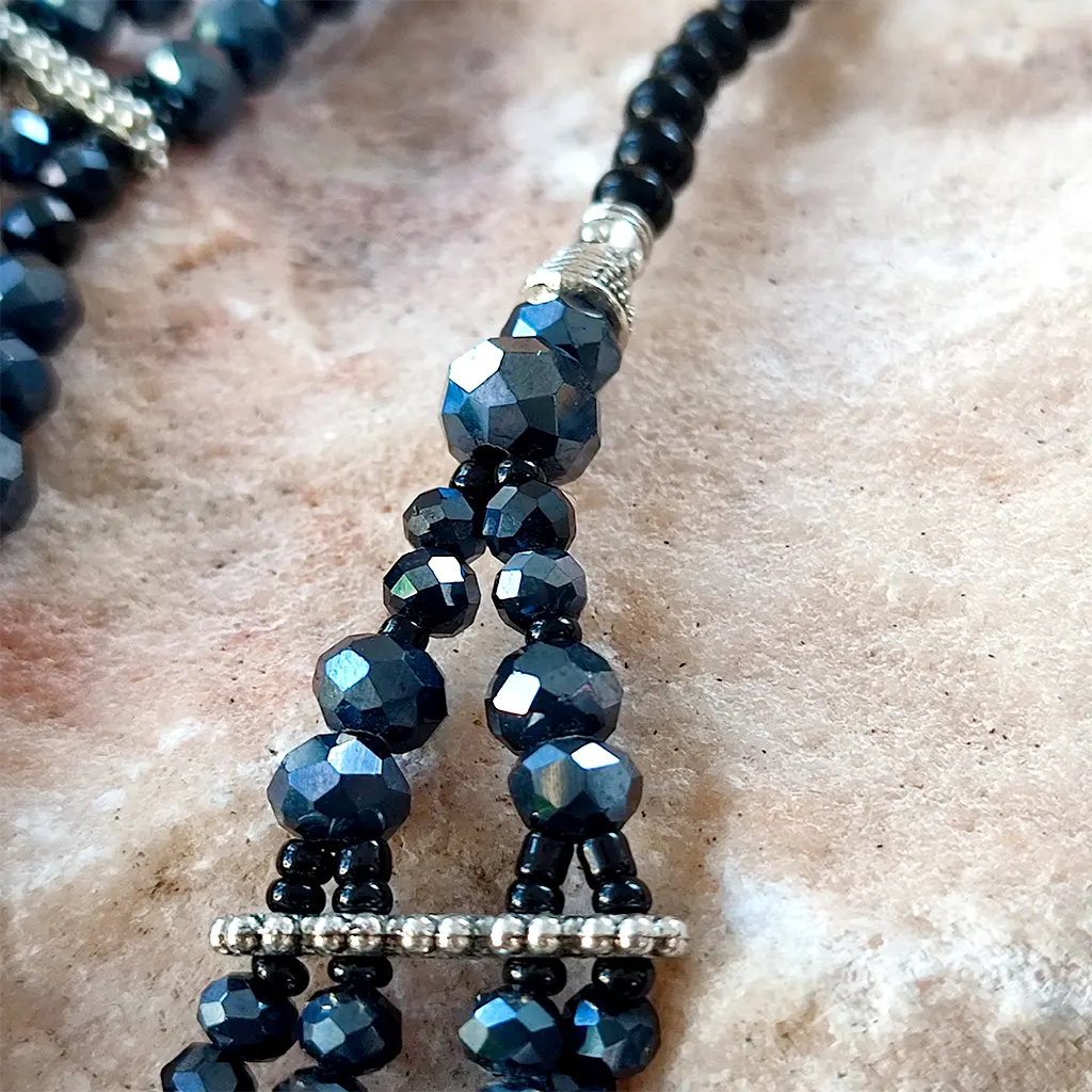 Collar negro multicapas de terahercio con cuentas facetadas brillantes