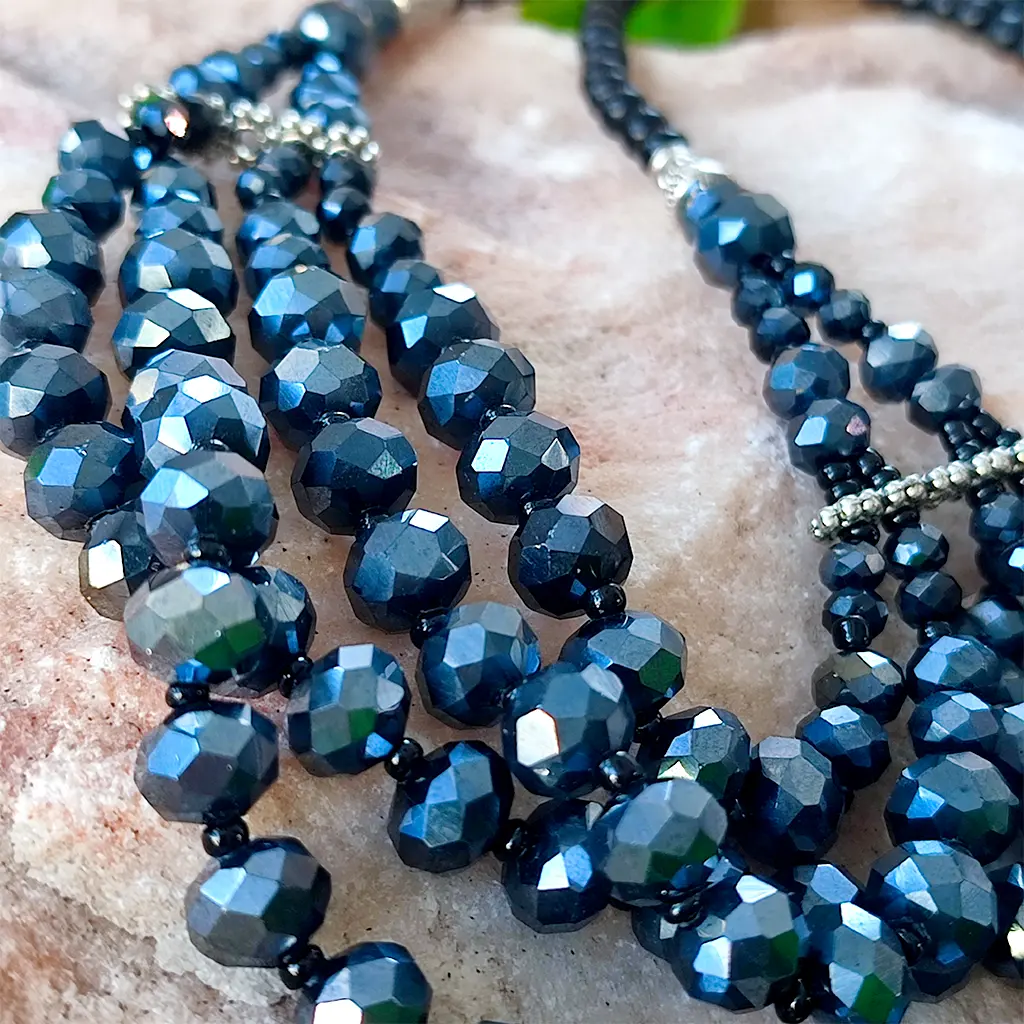 Collar negro multicapas de terahercio con cuentas facetadas brillantes