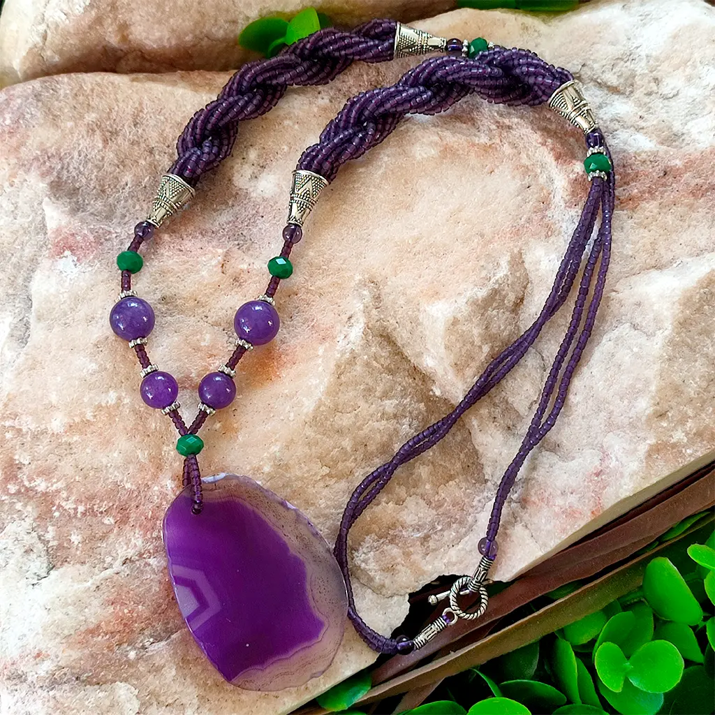 Collar artesanal bohemio con ágata morada y cuentas verdes de estilo tribal