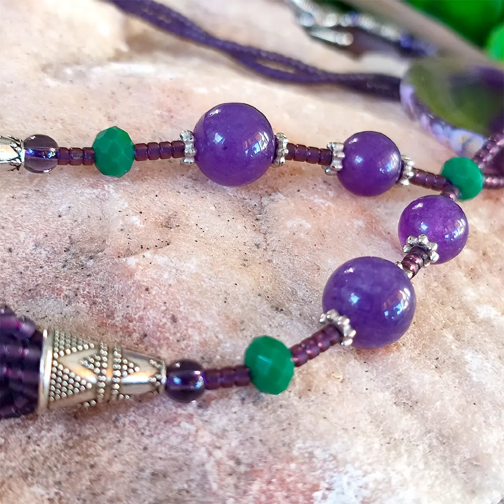 Collar artesanal bohemio con ágata morada y cuentas verdes de estilo tribal
