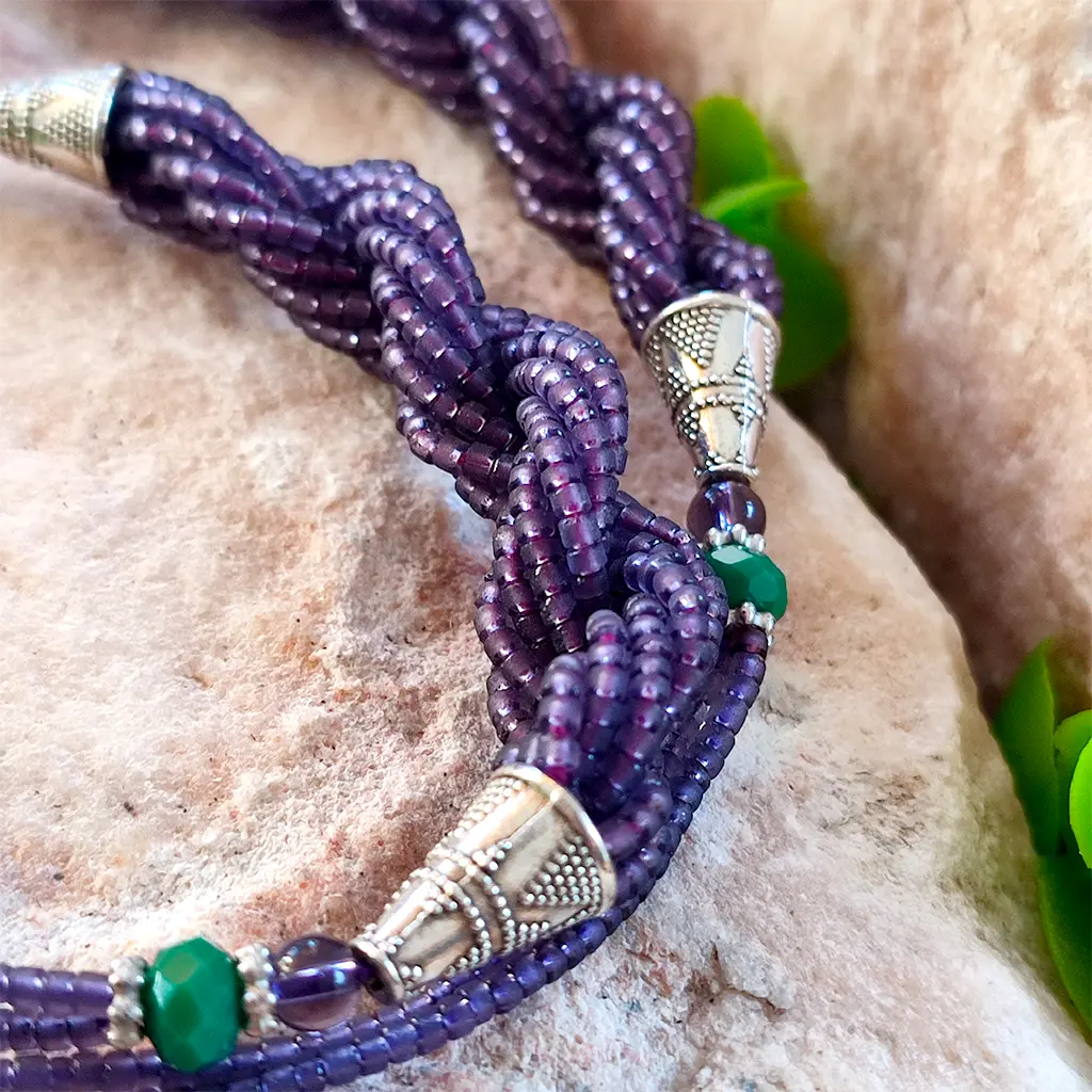 Collar artesanal bohemio con ágata morada y cuentas verdes de estilo tribal