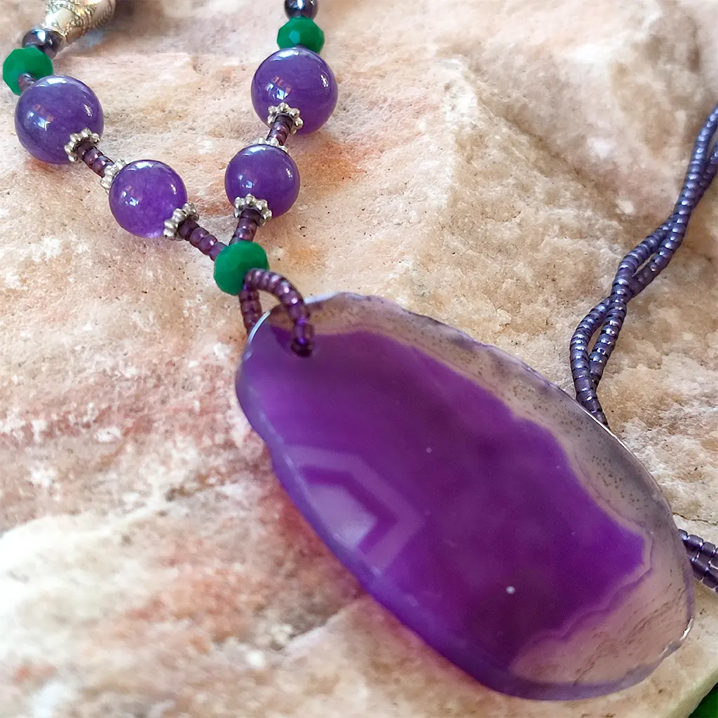 Collar artesanal bohemio con ágata morada y cuentas verdes de estilo tribal