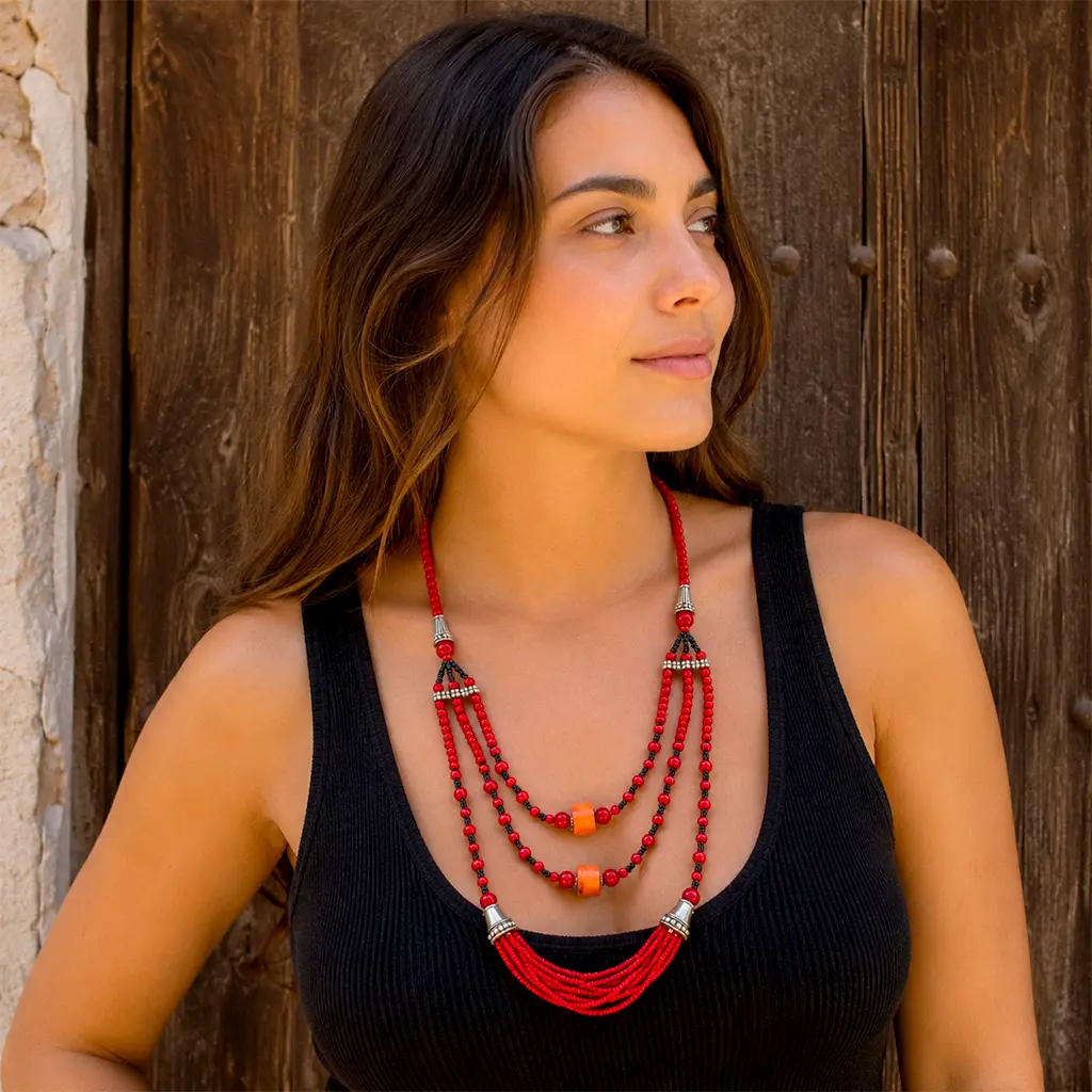 Collar étnico multicapas rojo artesanal procedente de India