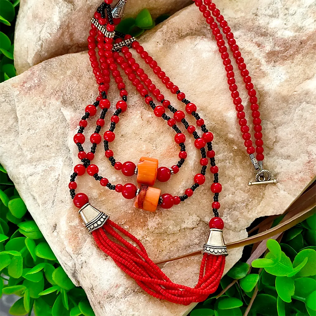 Collar étnico multicapas rojo artesanal procedente de India