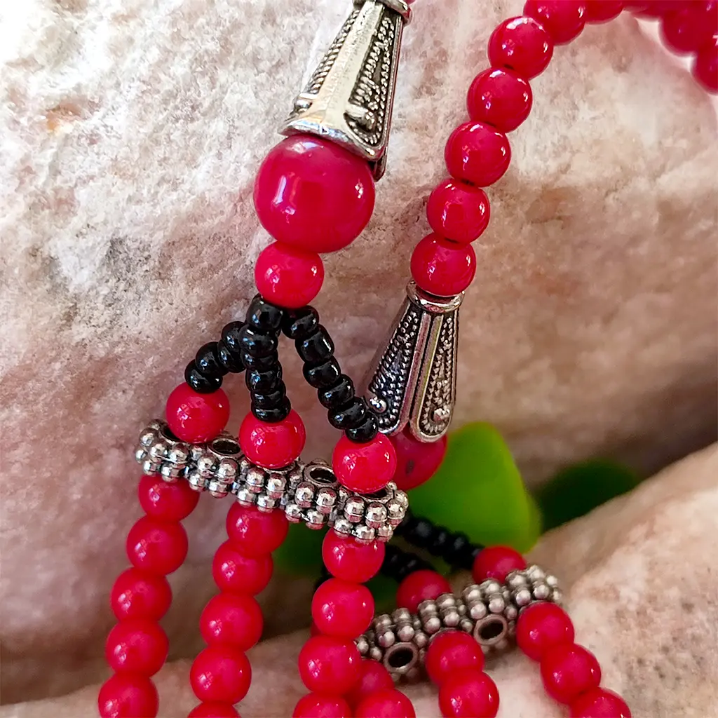 Collar étnico multicapas rojo artesanal procedente de India
