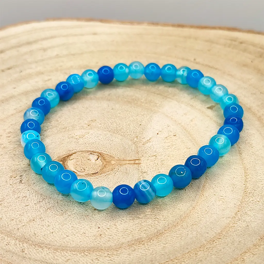 Pulsera elástica de Ágata Azul AA con cuentas redondas de 6 mm en tonos azules y celestes.