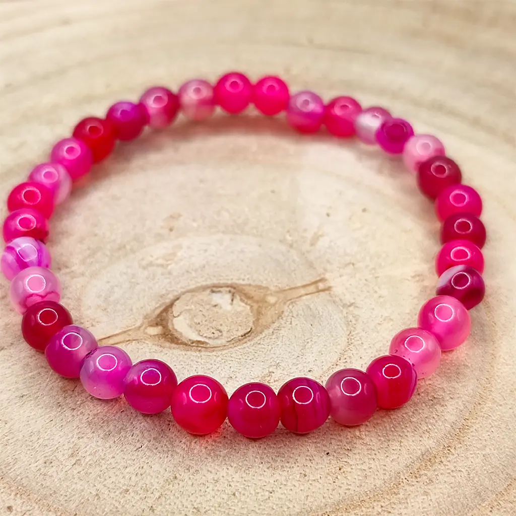 Pulsera elástica de Ágata Rosa Fucsia de 6 mm con cuentas redondas en tonos rosa intenso y fucsia.