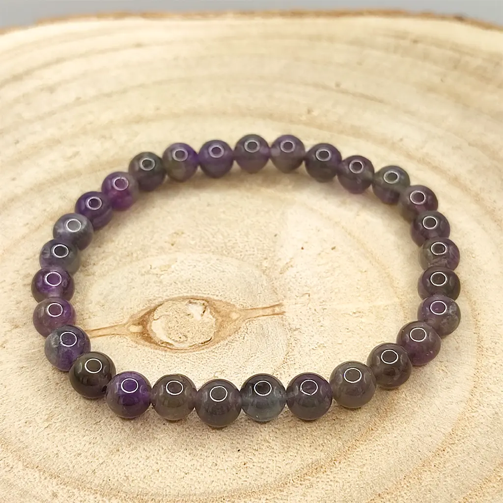 Pulsera de Amatista natural de 6 mm en tonos violetas y púrpuras.
