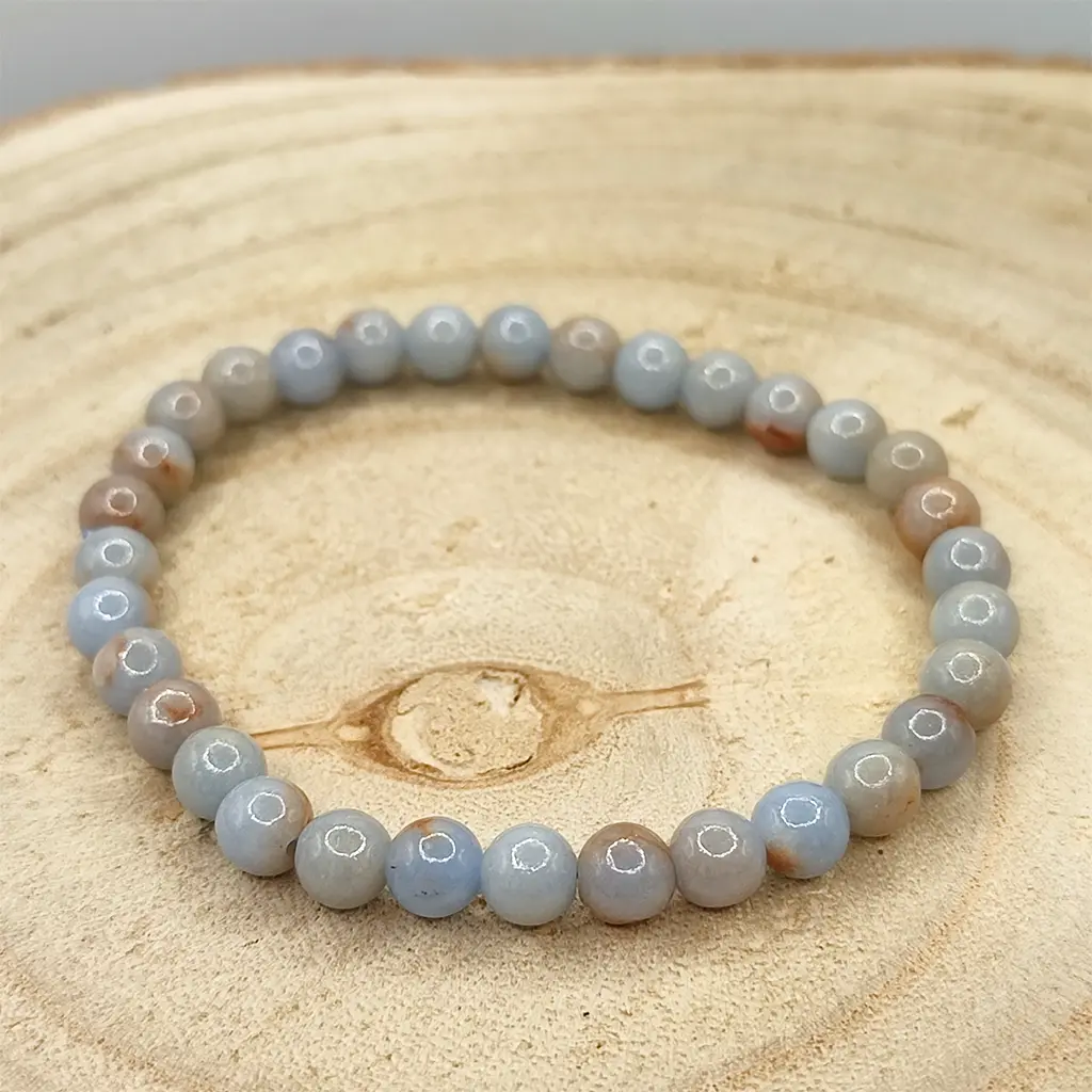 Pulsera de Angelita natural de 6 mm en tonos azul cielo.