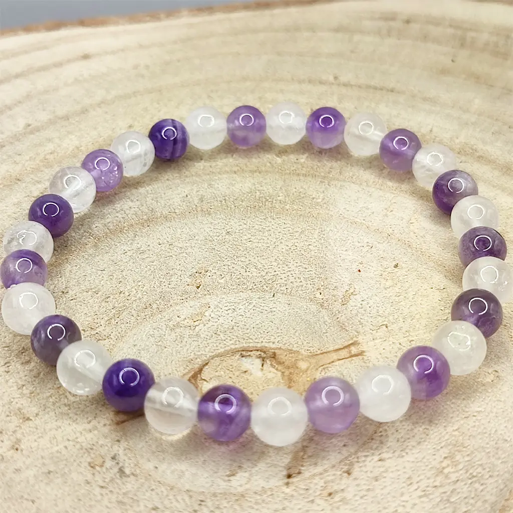 Pulsera Buena Salud elaborada con Amatista y Cuarzo Blanco natural de 6 mm.
