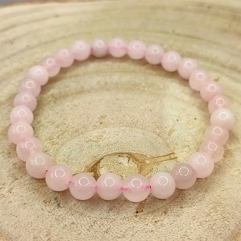 Pulsera de Cuarzo Rosa natural de 6 mm en tonos rosados suaves.