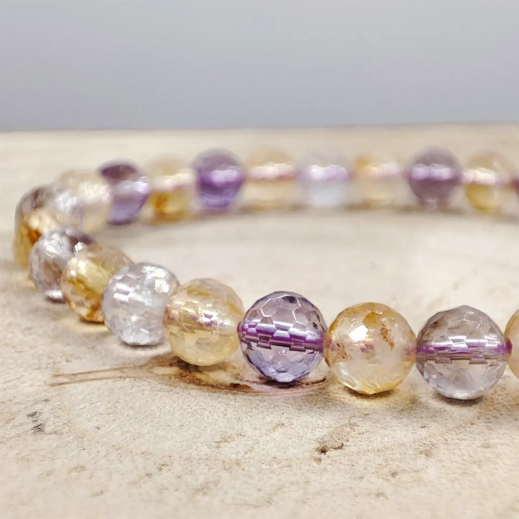 Pulsera facetada de Ametrino natural 6 mm Pulsera facetada de Ametrino natural de 6 mm con tonos violetas y dorados para claridad mental y equilibrio energético.