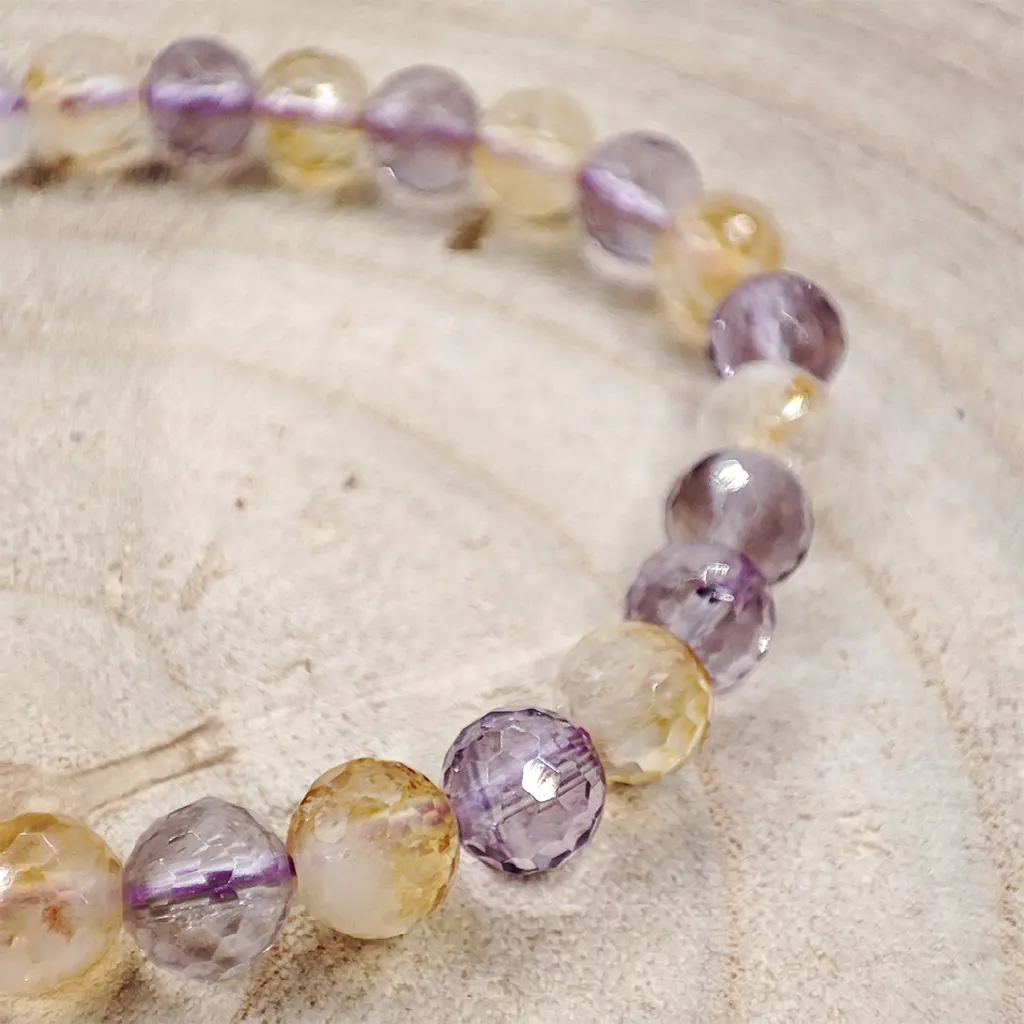 Pulsera facetada de Ametrino natural 6 mm Pulsera facetada de Ametrino natural de 6 mm con tonos violetas y dorados para claridad mental y equilibrio energético.